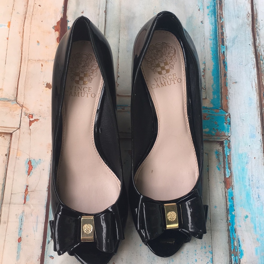 VINCE  CAMUTO  black heels, bow 7.5M women.